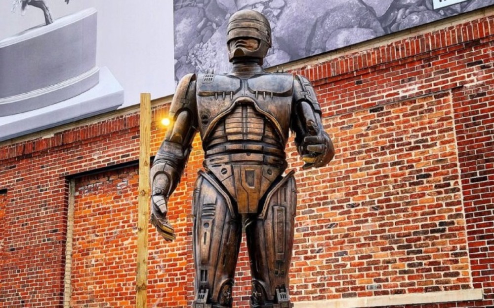 Robokop”un 8 ildir gecikən heykəli ucaldıldı -FOTO